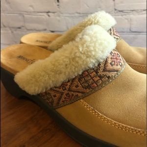 MINNETONKA SLIP ON MULES LEATHER SUEDE SIZE 9